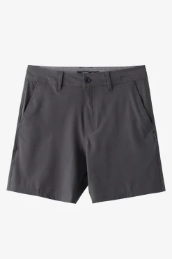 Reserve Solid 17" Hybrid Shorts
